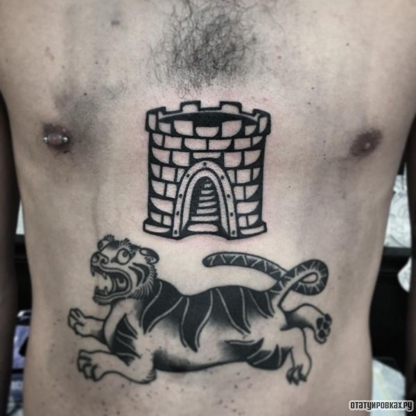 Небольшая башня и тигр на животе у парня
