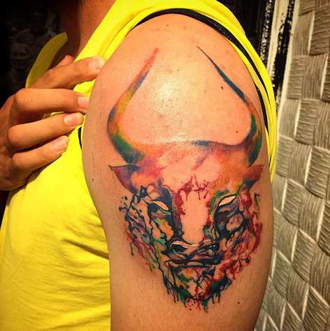 Татуировка бык в акварельном стиле
