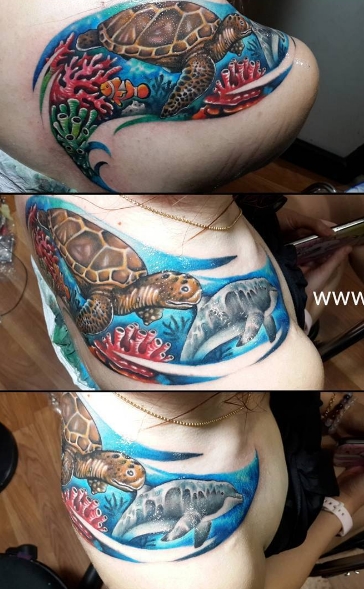 Татуировка черепахи под водой с дельфином