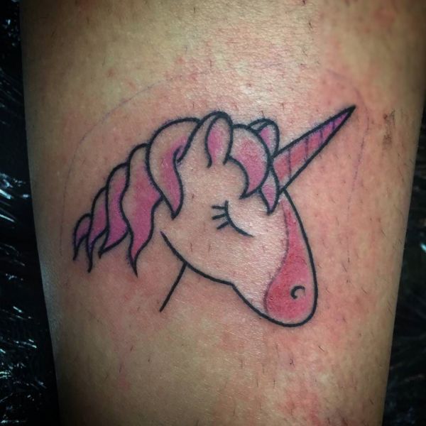 Розовый единорог в виде татуировки
