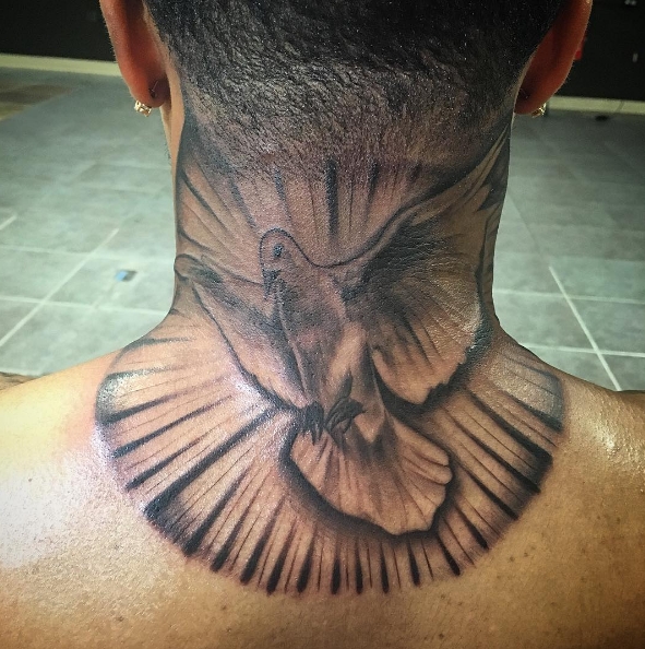 Голубь на шее в виде татуировки