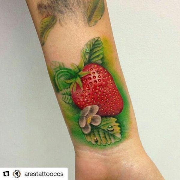 Реалистичная татуировка клубники с листочками