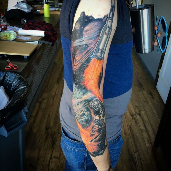 Космос, планеты, ракета - татуировка на плече