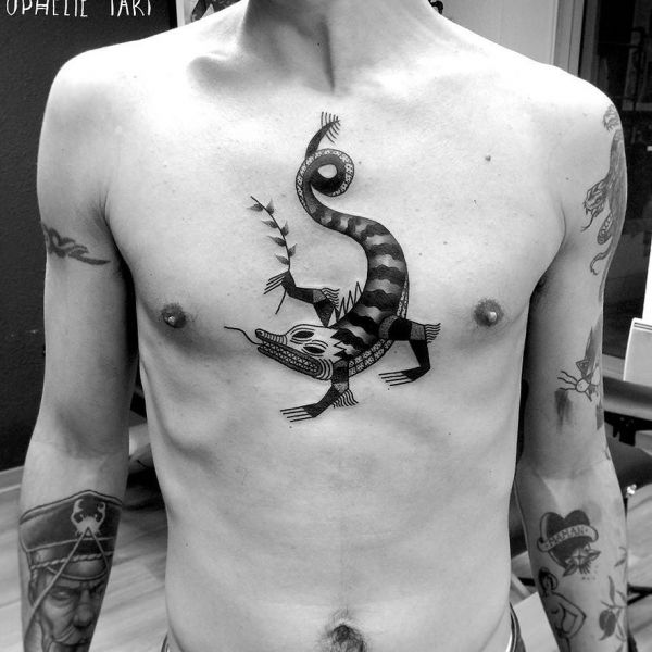 Татуировка крокодила на груди