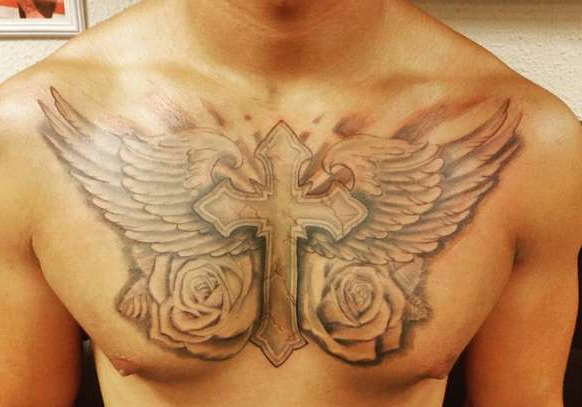 Крылья с крестом и розами на груди парня
