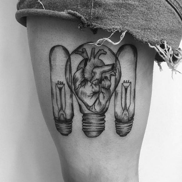 Татуировка трех лампочек с сердцем внутри