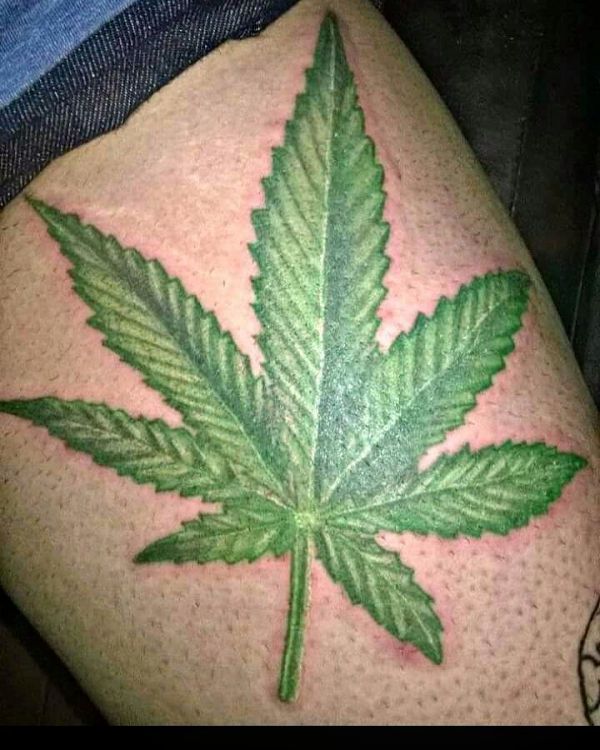 Татуировка большой марихуаны