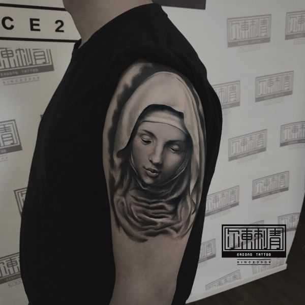 Монашка на плече в виде татуировки