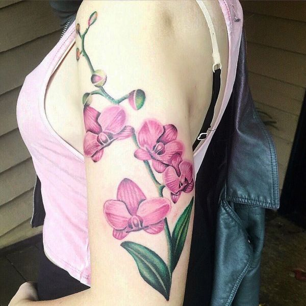 Татуировка цветка орхидеи на плече девушки