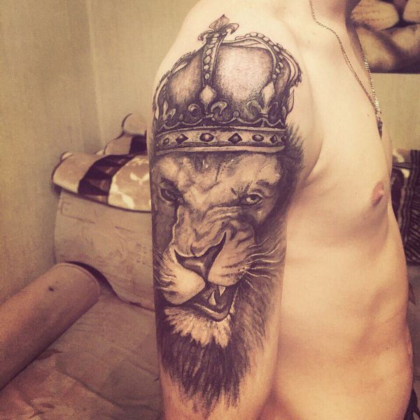 Прищур, оскал льва в короне на плече