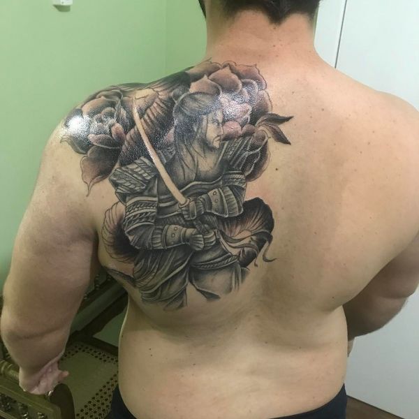 Татуировка самурай в чб варианте на лопатке у мужчины