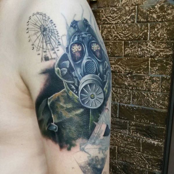 Цветная татуировка сталкер в противогазе на плече