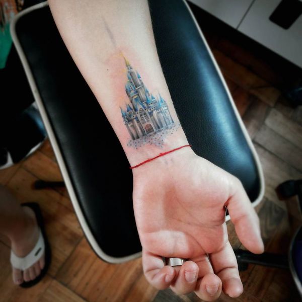 Небольшой замок на запястье в виде татуировки