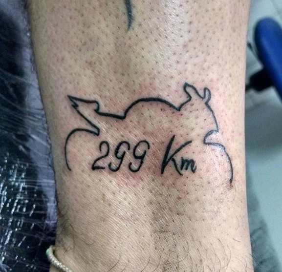 Татуировка байка с надписью скорости 299 км в час