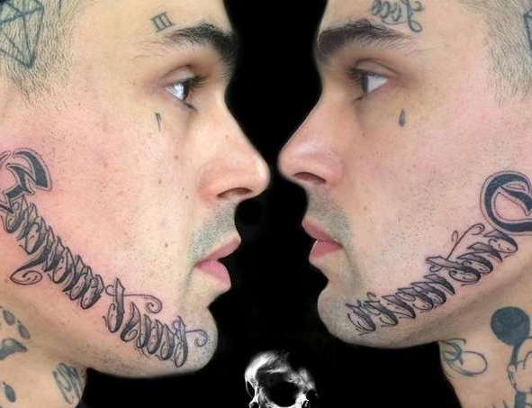 Татуировки на лице в виде надписей