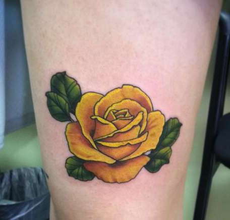 Цветная татуировка в виде желтой розы