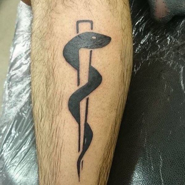 Медицинская татуировка змеи на ноге