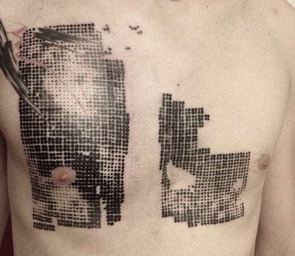 Необычная татуировка в виде квадратиков на груди парня