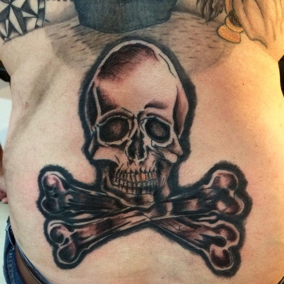 Пиратская татуировка череп и кости