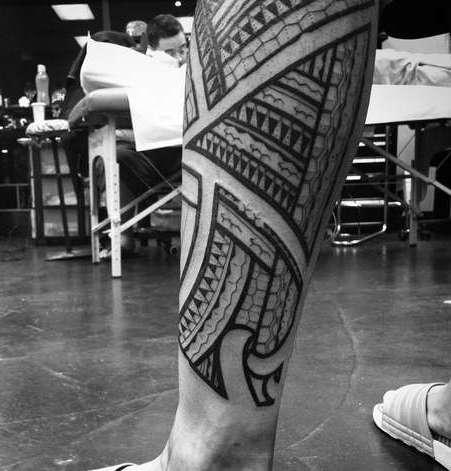 Полинезийские узоры на ноге