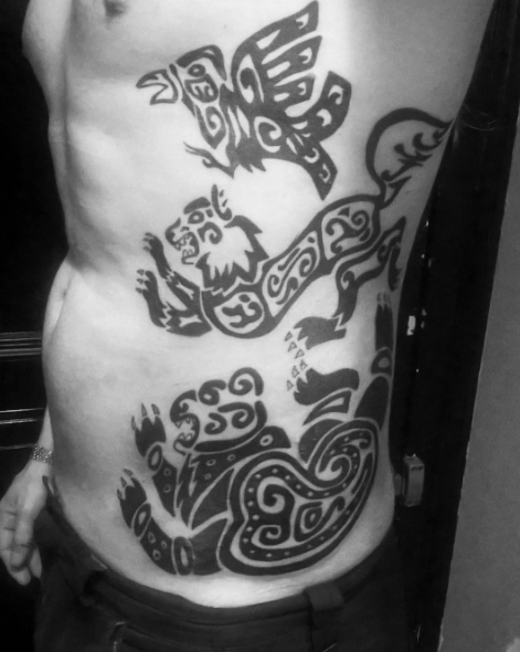Скифские татуировки сбоку тела парня