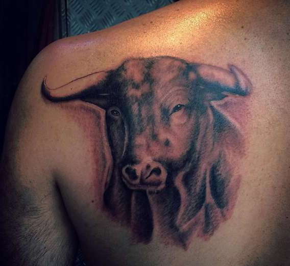 Классическая татуировка быка на лопатке
