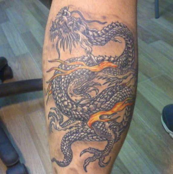 Китайский дракон на ноге сзади
