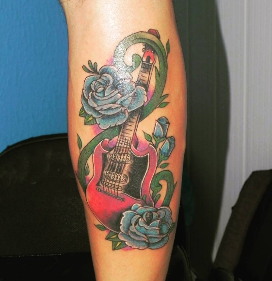 Цветная татуировка гитары с розами на плече