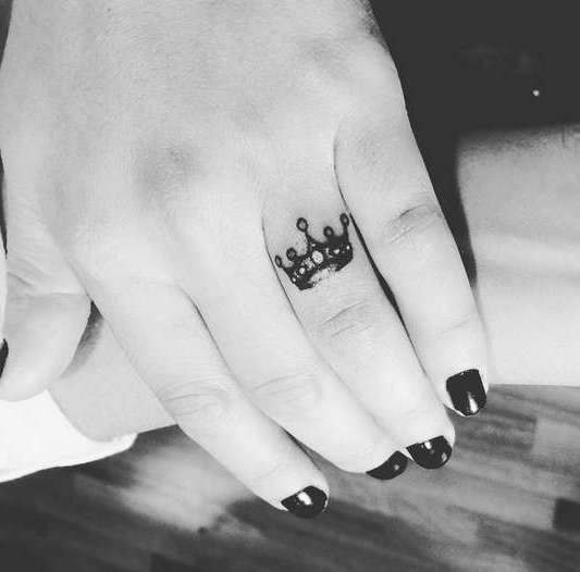 Татуировка корона на безымянном пальце