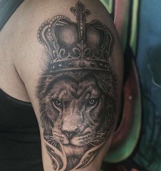 Лев в короне на плече