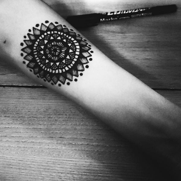 Татуировка мандалы на руке, нарисованные маркером