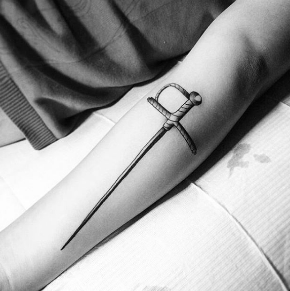 Тонкая сабля - татуировка на руке