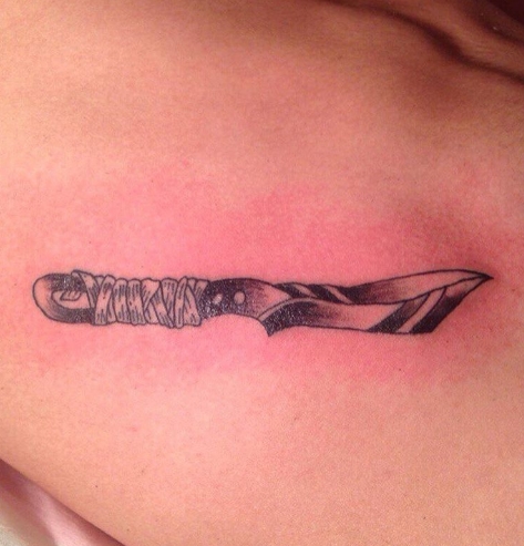Обычная татуировка нож