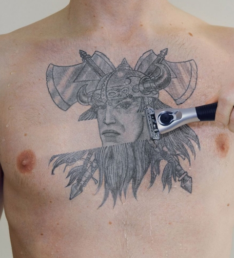 Татуировка викинга на груди