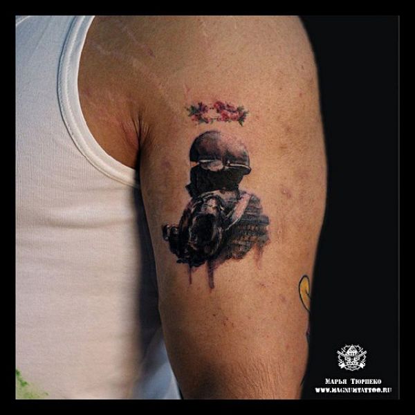 Небольшая татуировка сталкер на плече парня