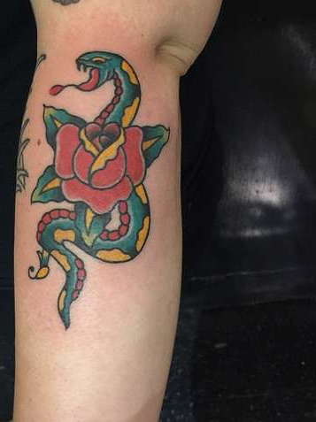Типичная татуировка в стиле олд скул - змея с розой