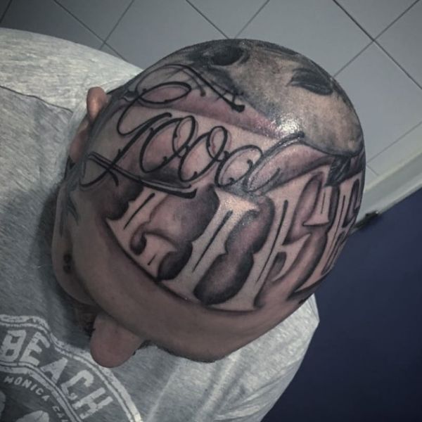 Татуировка в виде 3д надписи на голове парня