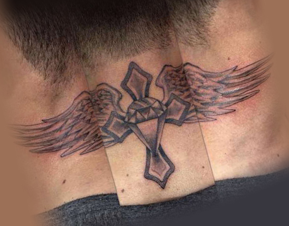 Крест с крыльями на шее у парня