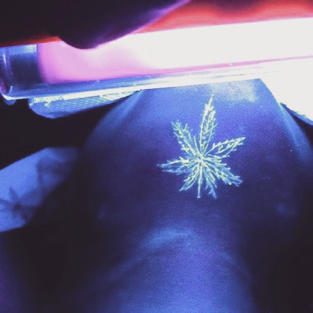 Ультрафиолетовая татуировка листа марихуаны