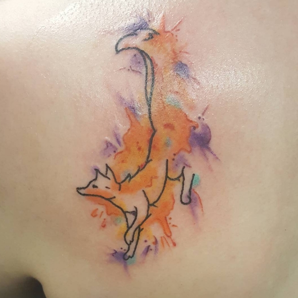 Женственная татуировка в стиле акварель в виде лисы