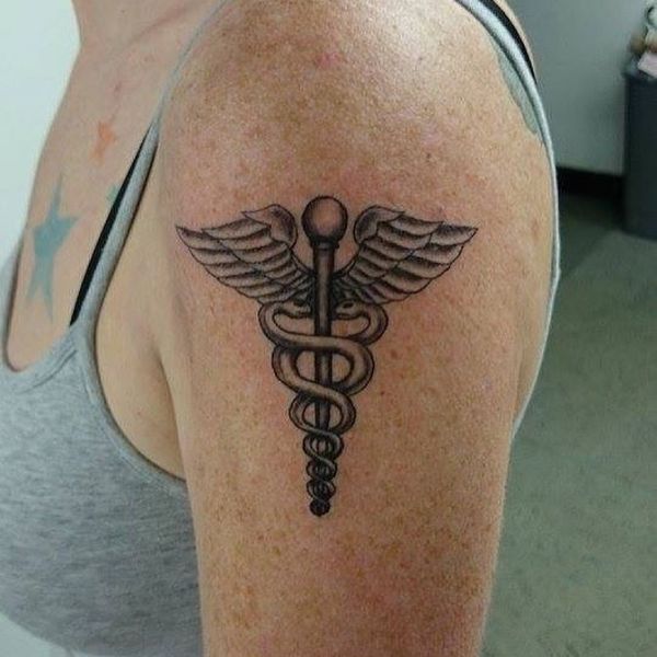 Татуировка медицинская на плече в чб варианте