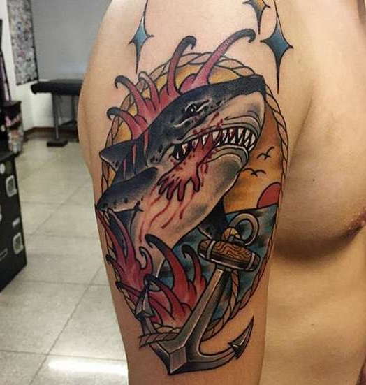 Страшная татуировка на плече акулы с якорем