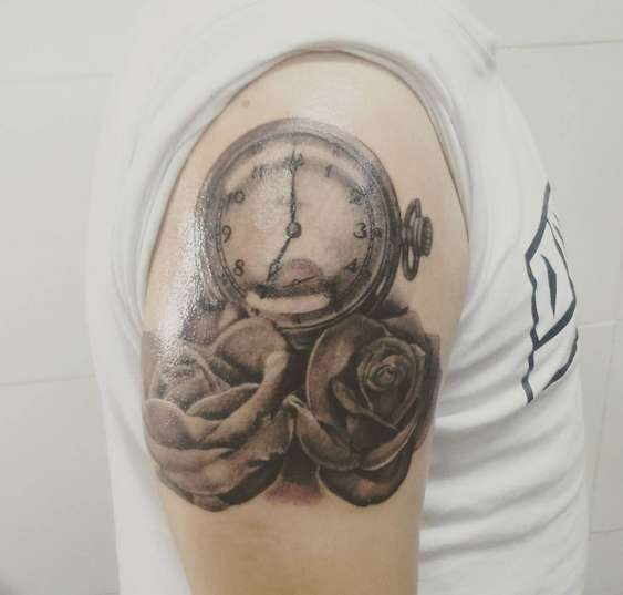 Часы с розами на плече девушки