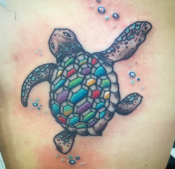 Татуировка черепахи с разными цветами раскраски