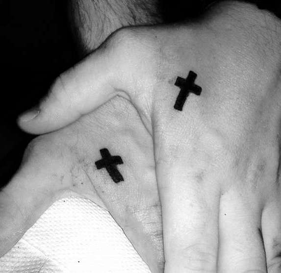 Черные кресты в виде парной татуировки