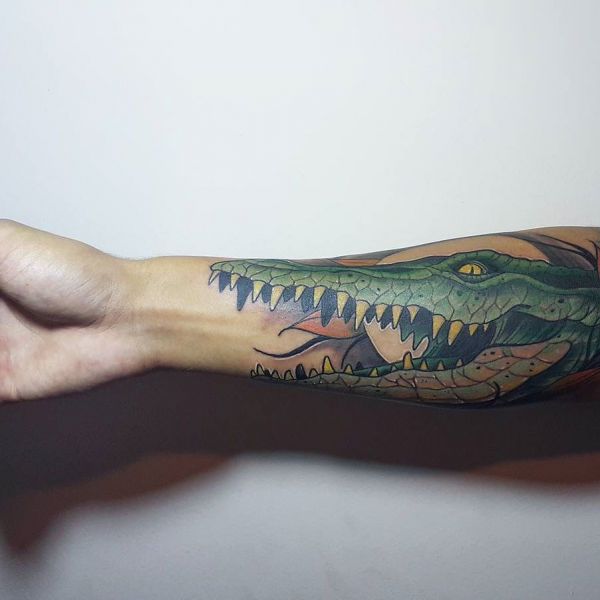 Татуировка крокодила с открытым ртом на руке