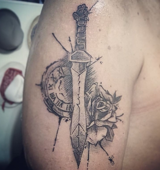 Татуировка меча с розой и часами