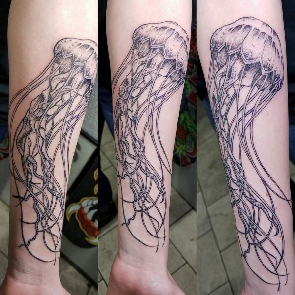 Татуировка медузы на предплечье
