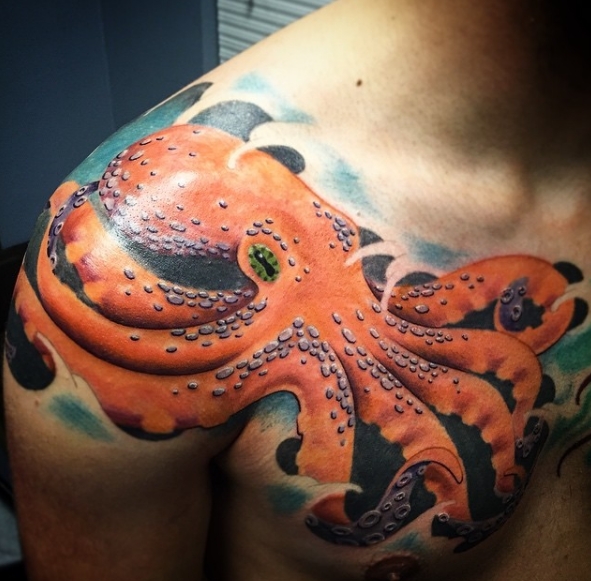 Оранжевый осьминог на плече у парня