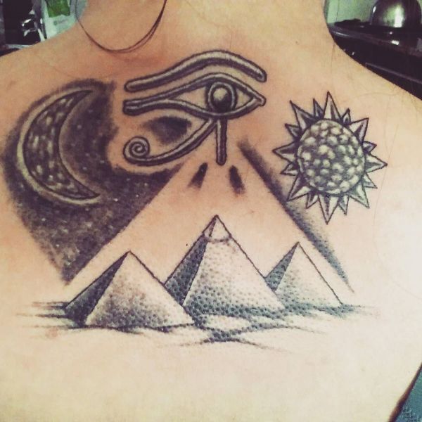 Татуировка трех пирамид на спине